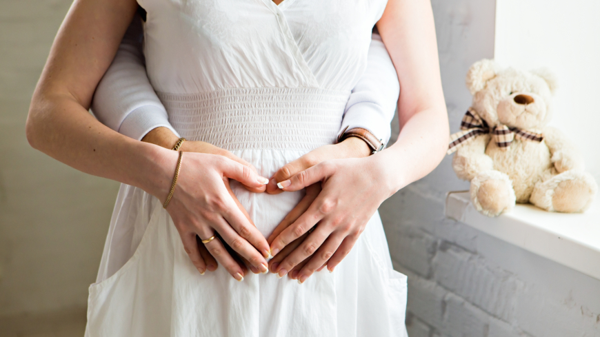 I starten av en graviditet kan det være mange følelser og spørsmål, og det er godt hvis man har noen å snakke med. Foto: Shutterstock