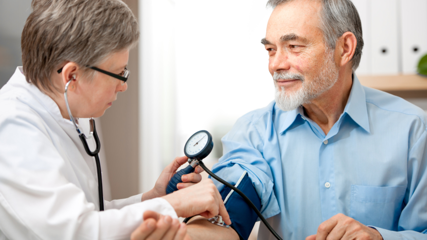 Dårlig behandlet diabetes type 2 - også kalt aldersdiabetes - kan føre til at både blodtrykket og kolesterolnivået blir for høyt.