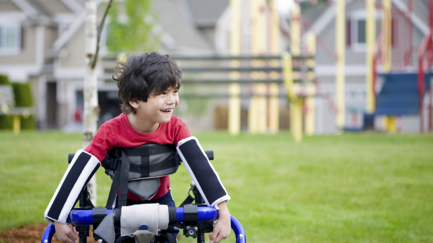 Personer med cerebral pares har nedsatt bevegelses evne og kan ofte behøve hjelpemiddel som støtteskinner. 